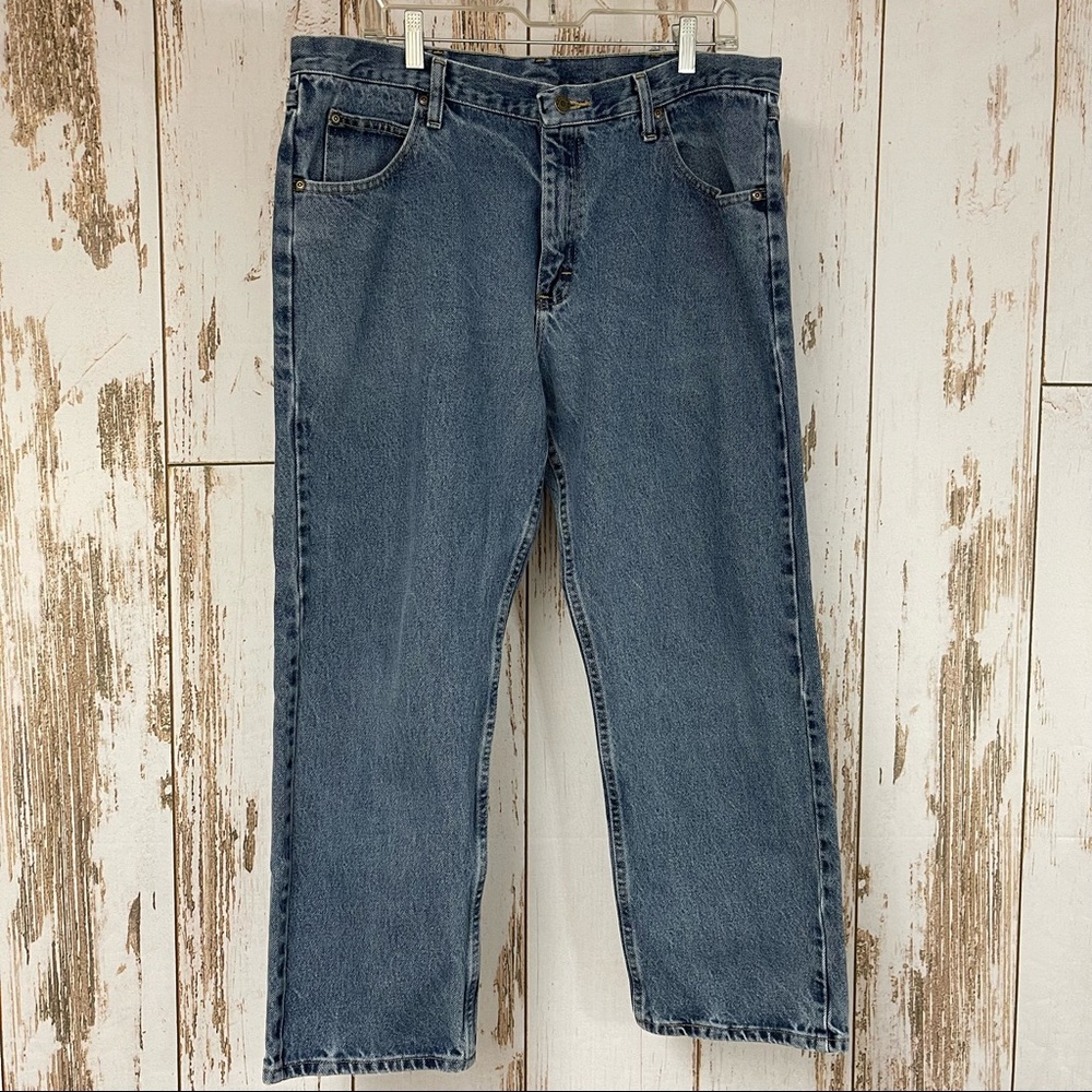 Wrangler Relaxed Fit Jeans, Size 36x29. In excellent condition! One ripped belt.